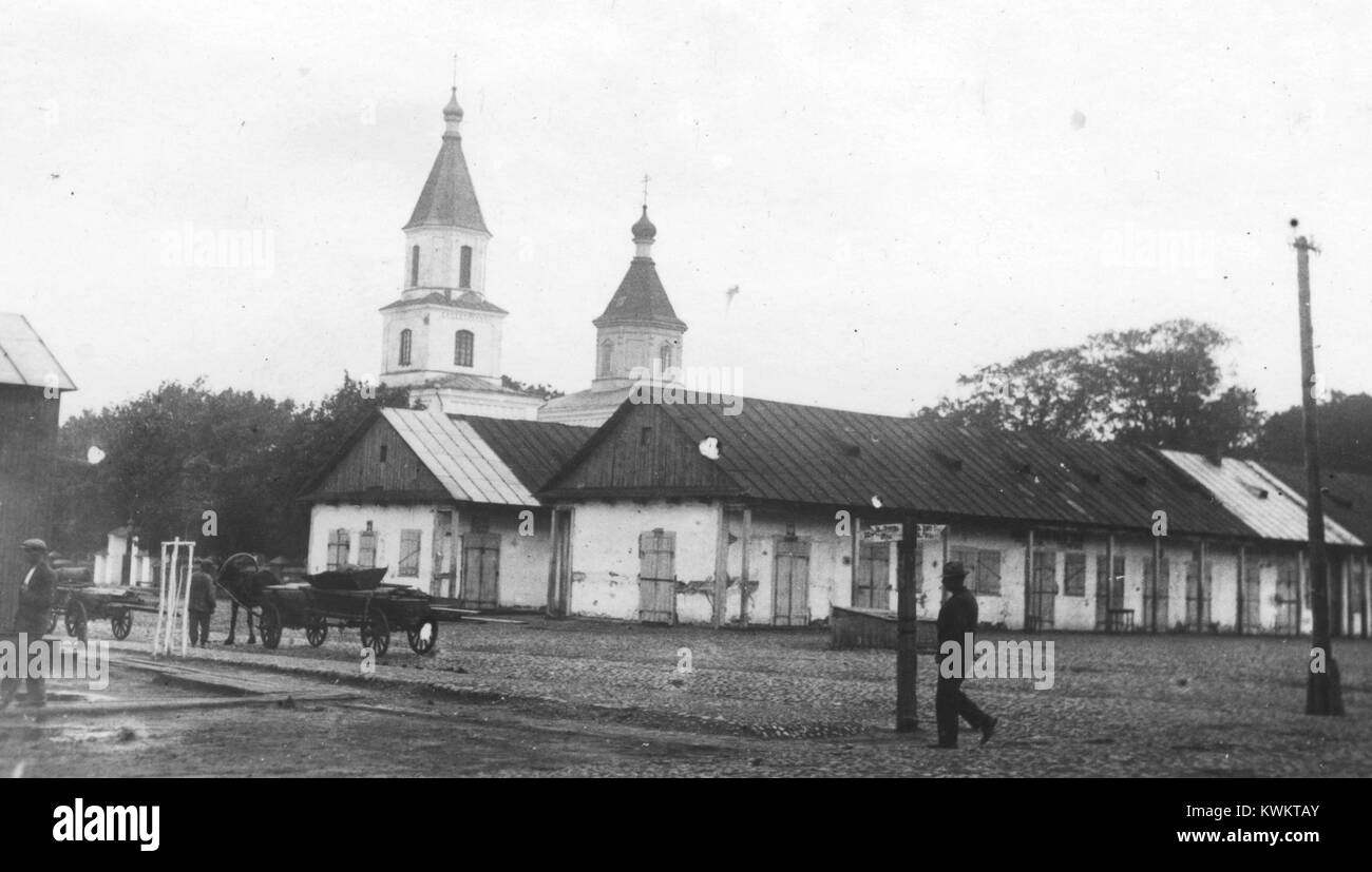 Das Foto von 1930 zeigt den Marktplatz (Rynak) von Yanaŭ (Янаў) in Weißrussland, wo Stände, Bürger und architektonische Details des lokalen Stadtzentrums zwischen den Weltkriegen erfasst werden. Stockfoto