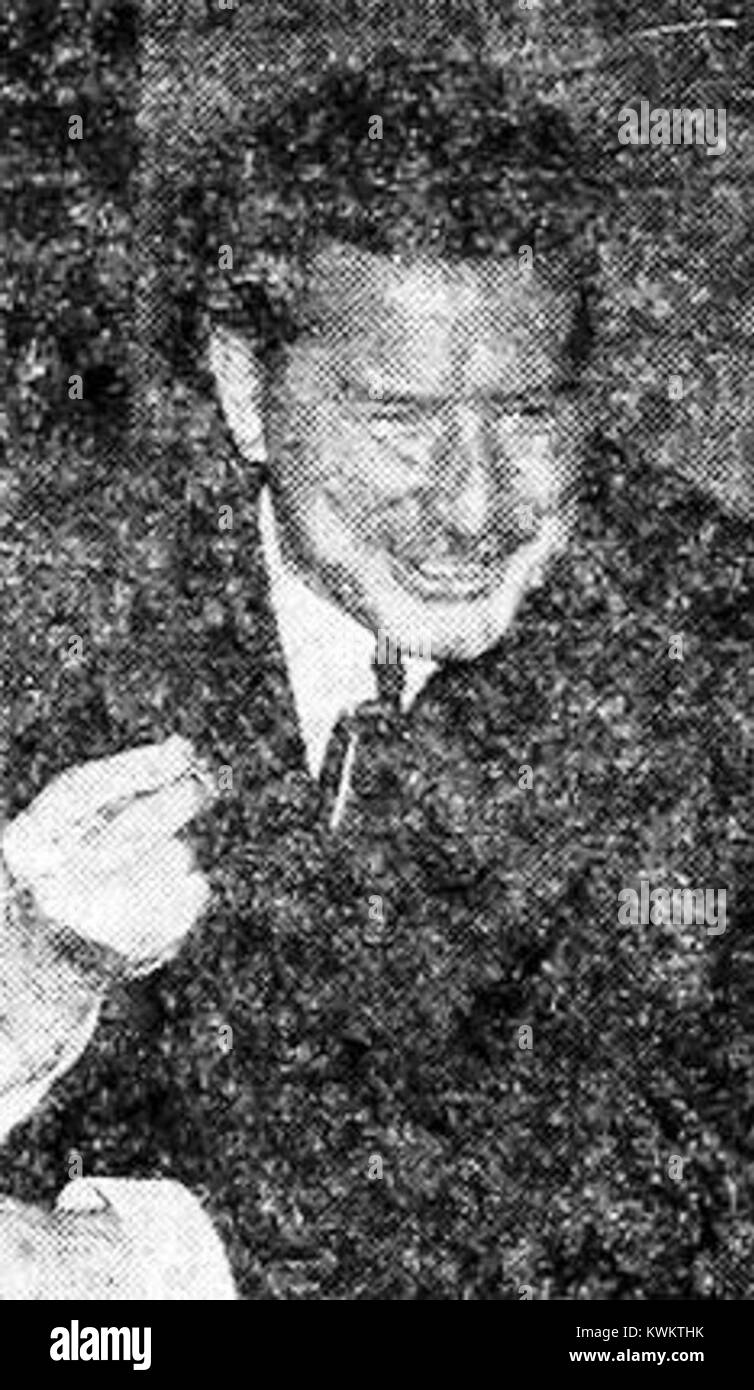 Fotografisches Porträt von Janez Vipotnik, einem Slowenen, der in regionalen oder kulturellen Kreisen bekannt ist. Das Bild zeigt ihn in formeller Kleidung, typisch für die Porträtfotografie Mitte des 20. Jahrhunderts. Stockfoto