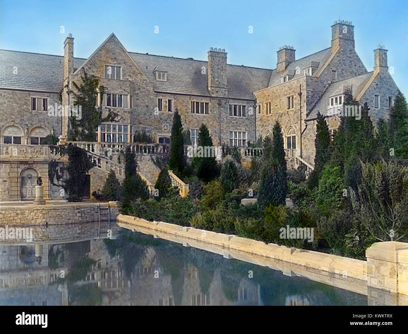 Das George Dupont Pratt House, auch bekannt als Killenworth, ist ein 1912 erbautes Anwesen in Glen Cove, New York. Das von den Architekten Trowbridge und Ackerman entworfene Gebäude ist ein Beispiel für die Architektur im Tudor Revival und das Anwesen im Gilded Age. Stockfoto