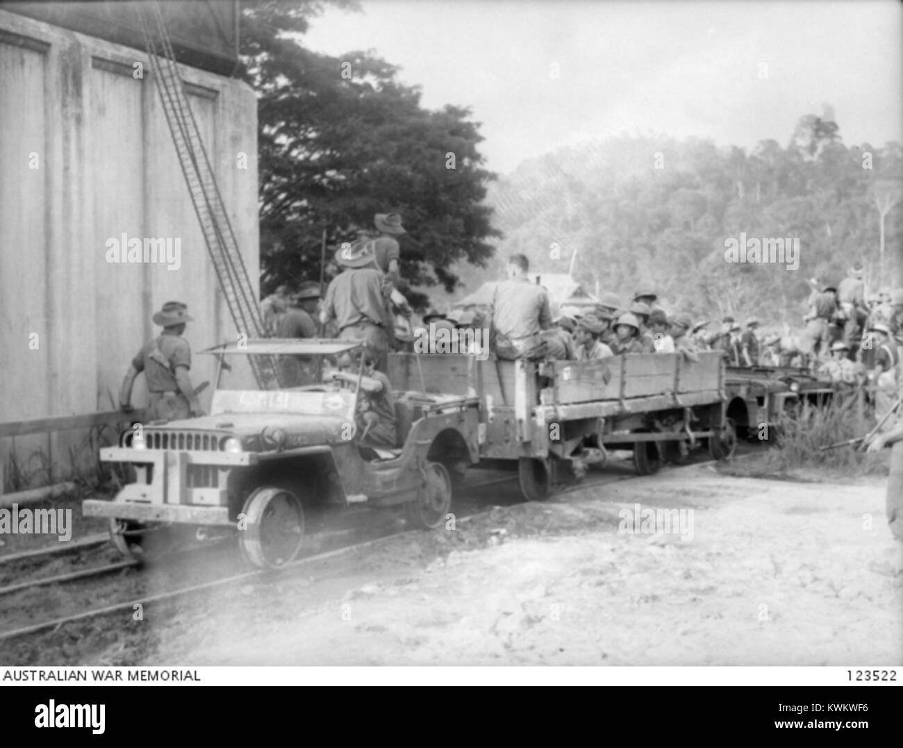 Japanische KRIEGSGEFANGENE IN BEAUFORT VERBINDUNG, die von 'JEEP TRAIN" (AWM) 123522 Stockfoto