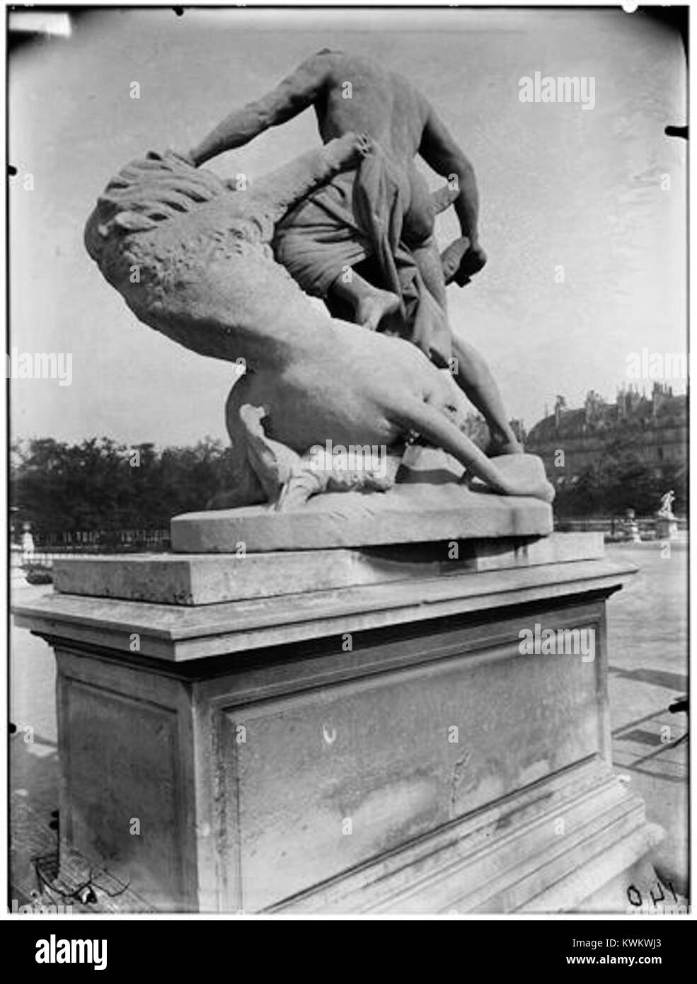 Die Statue Alexanders des Großen im Jardin des Tuileries in Paris zeigt den Eroberer als sieger über den Löwen von Bazaria. Die Skulptur verbindet klassische Kunst und historische Symbolik innerhalb des französischen Gartens. Stockfoto