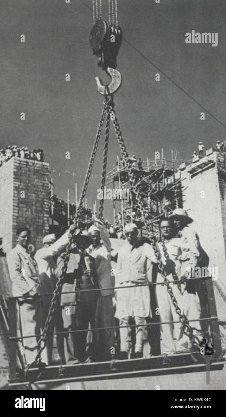 Jawaharlal Nehru Überprüfung der Fortschritte bei der Arbeit an den Tungabhadra Dam, September 1952 Stockfoto