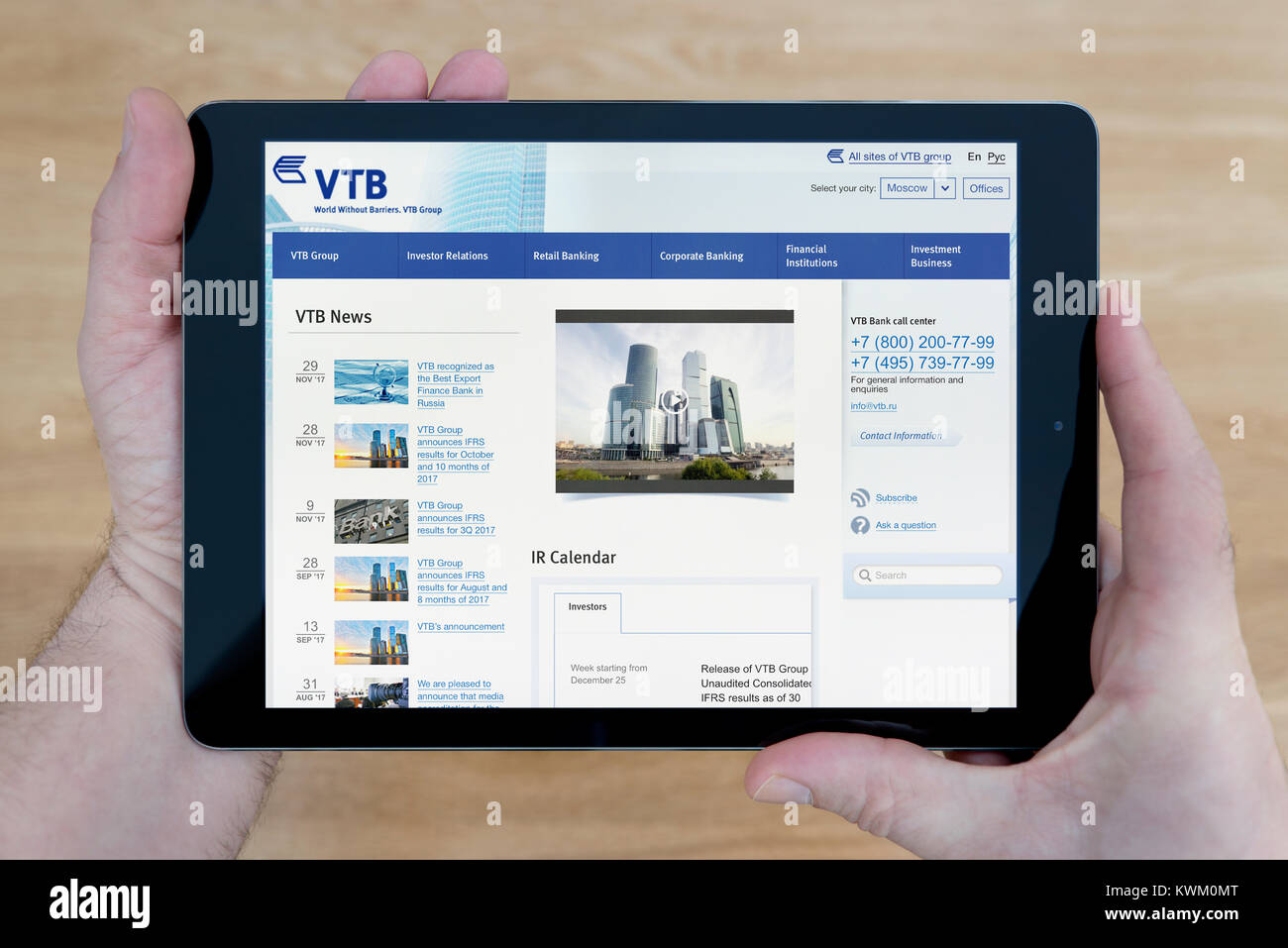 Ein Mann Schaut Auf Die Vtb Bank Website Auf Seinem Ipad Tablet Vorrichtung Die Auf Einer Holzernen Tisch Top Hintergrund Nur Redaktionelle Nutzung Stockfotografie Alamy