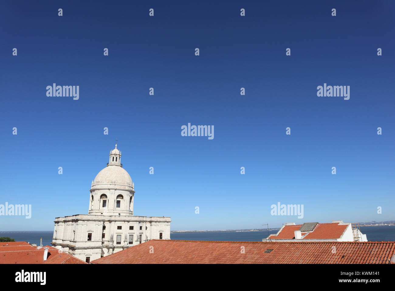Blick auf Dom gegen blauen Himmel Stockfoto