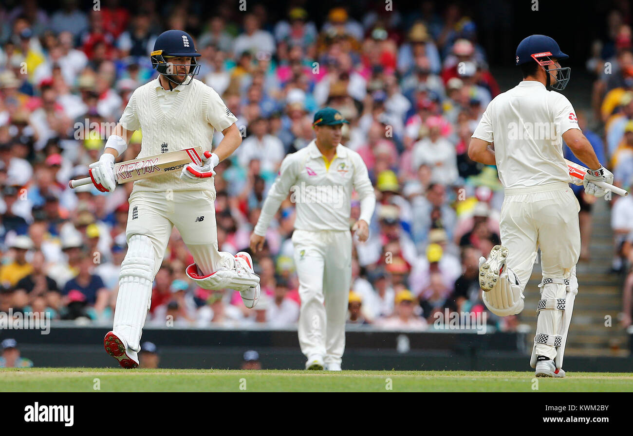 England's Mark Stoneman und Alastair Koch gehen durch für einen Durchlauf während des Tages eine der Asche Test Match an der Sydney Cricket Ground. Stockfoto