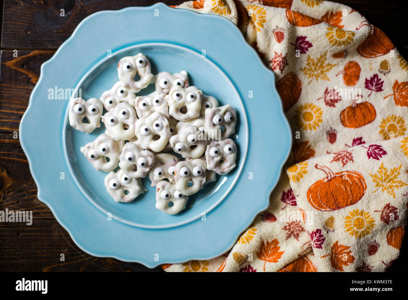 Ansicht von oben der anthropomorphen Cookies in der Platte auf dem Tisch durch textile Stockfoto