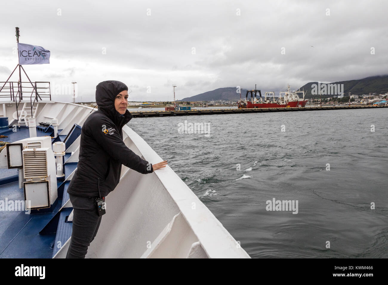 Mitglied der Besatzung an Deck Passagierschiff Ocean Abenteurer; fährt Ushuaia, Argentinien; auf dem Weg in die Antarktis Stockfoto