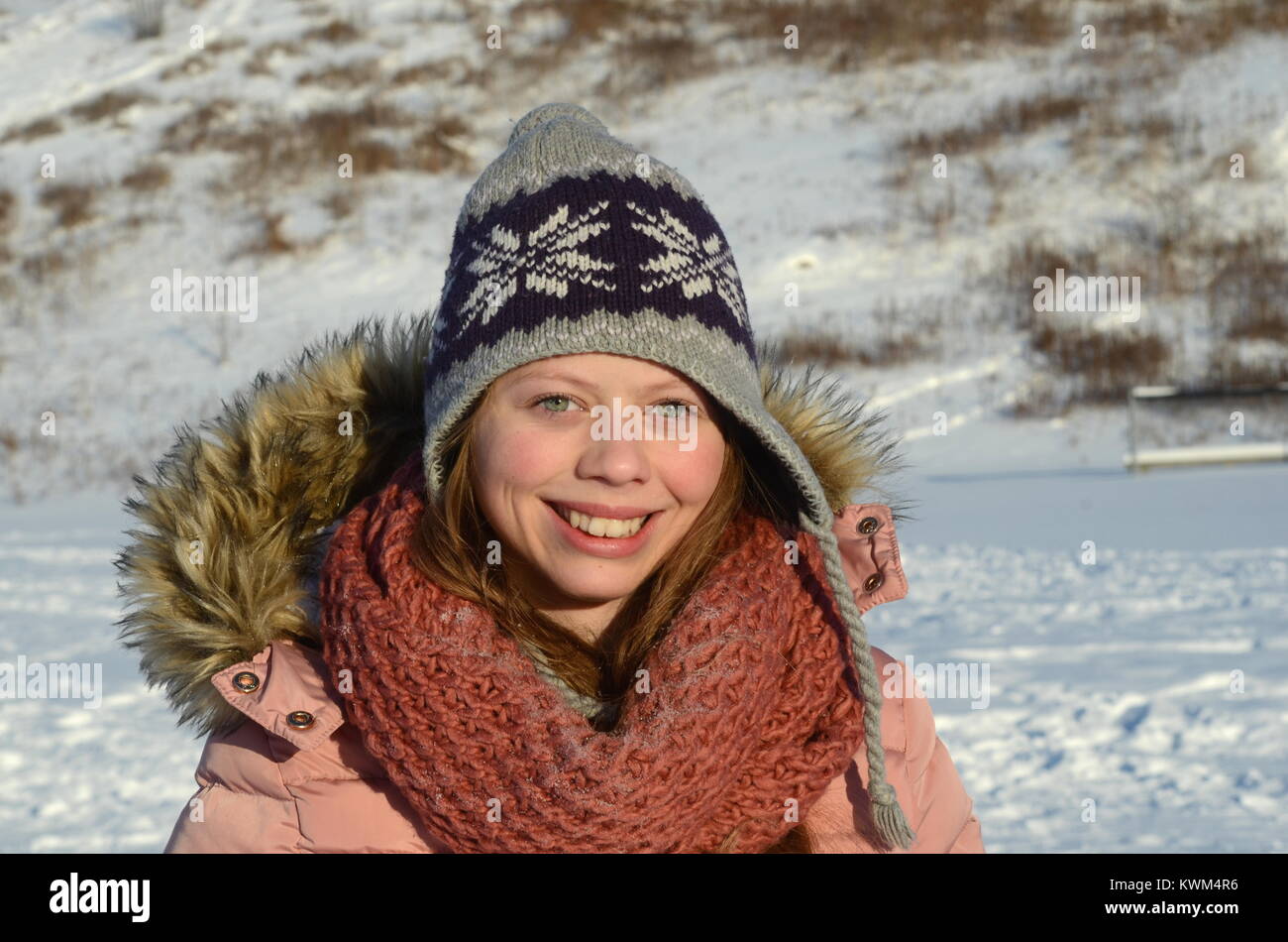 Porträt einer wunderschönen Lächeln kaukasischen Jugendmädchen an einem verschneiten Winter Hintergrund. Kalte Winter in Kanada. Eine junge weibliche osteuropäischer Herkunft. Stockfoto