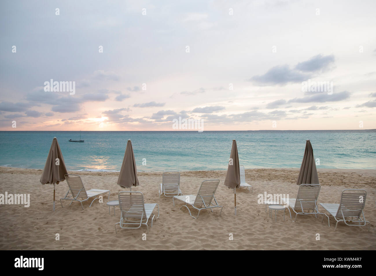 Malerischer Blick auf die Sonnenschirme und Liegestühle am Strand gegen bewölkter Himmel Stockfoto