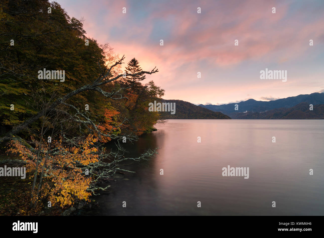 Malerischer Blick auf den See Chuzenji gegen Himmel im Herbst bei Sonnenuntergang Stockfoto