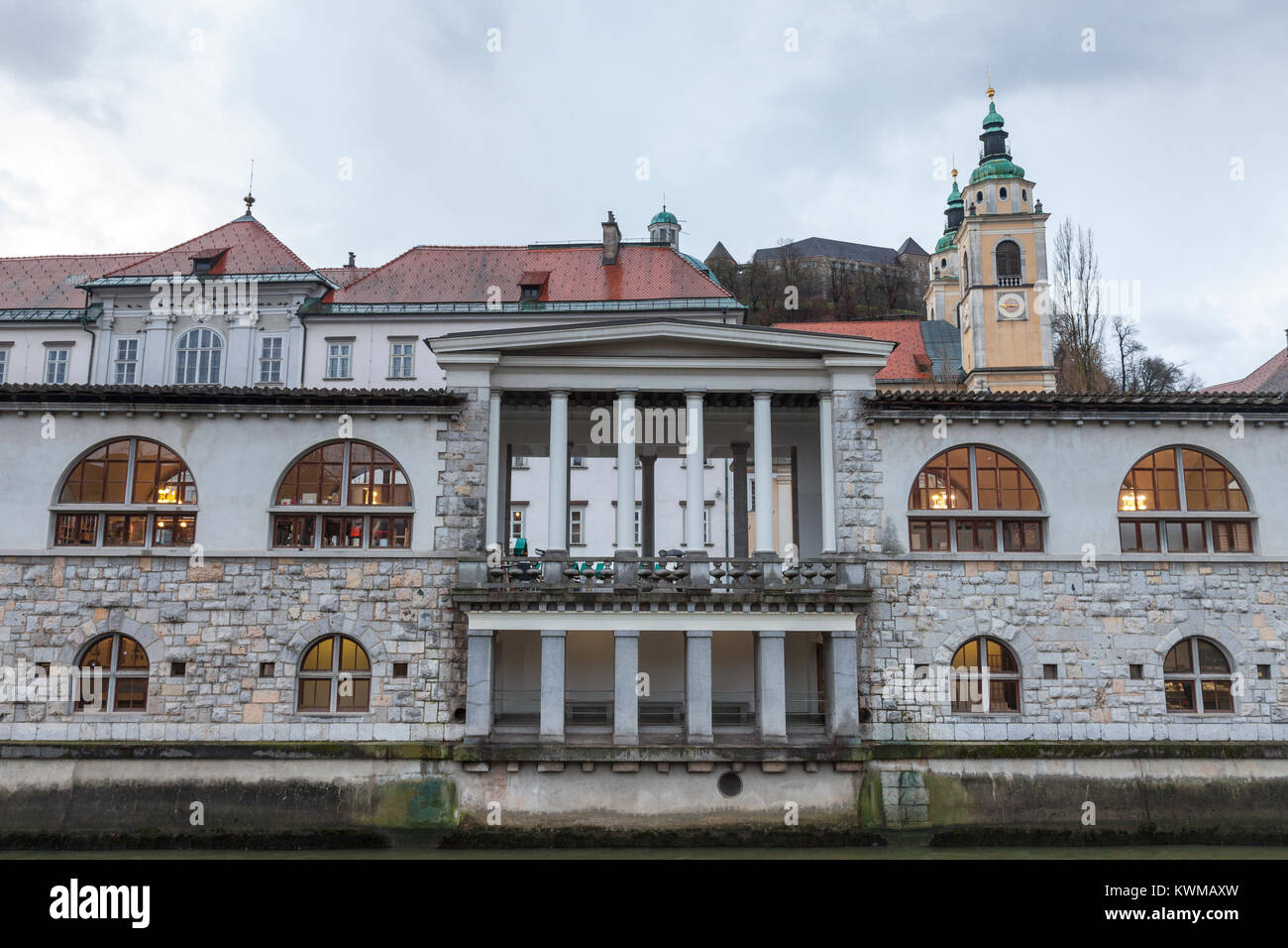 Der zentrale Markt von Ljubljana, der Hauptstadt Sloweniens, in einem trüben regnerischen Tag genommen, mit dem Fluss Ljubljanica im Vordergrund. Dieser Teil des alten Stockfoto