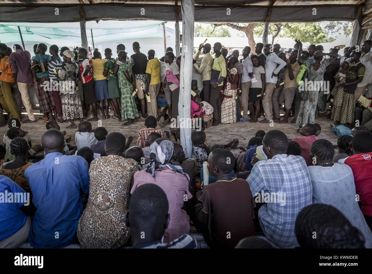 Uganda. 26 Mai, 2017. Tägliche vor registriert wird. Nach der Registrierung der Flüchtlinge wird eine ID-Karte gegeben werden. Die Zahl der sudanesischen Flüchtlinge, die überquert die Grenze erreicht hat eine Million. Dieser Host Land Uganda bietet Flüchtlingen von Konflikten eine ID-Karte und einem Grundstück von 900 m² und das Recht, die auf seinem Hoheitsgebiet zu handeln. Jedoch mit dem Zustrom von über 1.000 Menschen pro Tag und der Mangel an der Finanzierung, Uganda ist nicht mehr in der Lage, alle zu ernähren. Laut UNHCR Mensch braucht mindestens 2.300 Kalorien am Tag zu überleben, die über 12 kg Lebensmittel pro Monat. Nro hatte Stockfoto