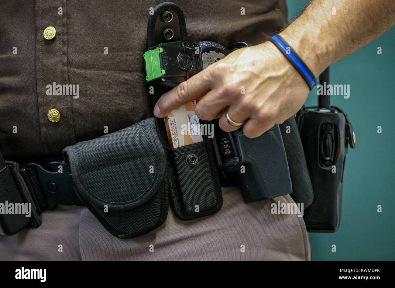 Davenport, Iowa, USA. 2. Sep 2016. Leutnant Matthew DeSmyter zeigt seine narcan Spray, dass er an seinem Gürtel trägt jeden Tag am Rock Island County Justice Center am Freitag, den 2. September 2016. Stellvertreter sind die Jetzt tragen narcan zu helfen Todesfälle durch Überdosierung zu verhindern. Die nasenspray ist einfach zu verwalten und stellt keine Bedrohung, wenn einem Patienten falsch diagnostiziert wird, und das mit dem Spray behandelt. Credit: Andy Abeyta/Viererkabel - Zeiten/ZUMA Draht/Alamy leben Nachrichten Stockfoto