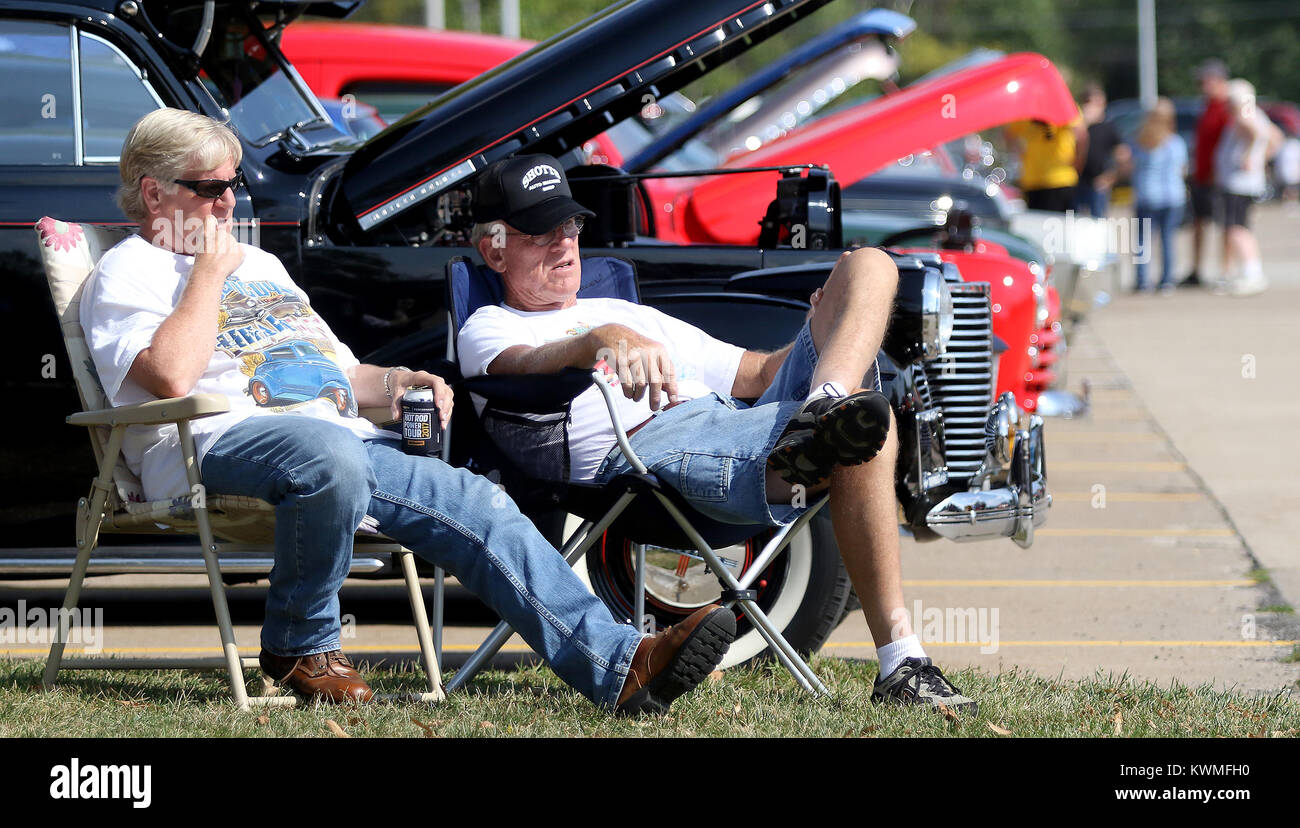 Moline, Iowa, USA. 24 Sep, 2017. Ken Swanson von Galesburg (L) und Bruse Hedbloom von Knoxville, IL., entspannen Sie sich, und hören Sie zu hören, wenn Sie irgendwelche Preise für ihre Autos gewonnen, Sonntag, 24. September 2017, während des jährlichen Viererkabel - Vintage Stäbe Car Show gehalten an Black Hawk Hochschule in Moline. Mehr als 400 Oldtimer, Hot Rods, Straße Stangen und Special-interest-Autos wurden an der Show. Quelle: John Schultz/Viererkabel - Zeiten/ZUMA Draht/Alamy leben Nachrichten Stockfoto