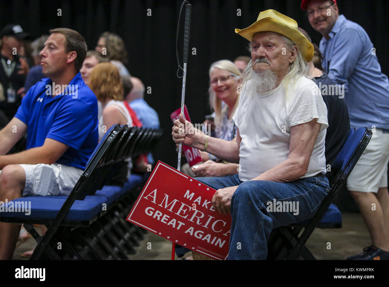 Cedar Rapids, Iowa, USA. 21 Juni, 2017. Robert Bodvislaw von Washington, Iowa sitzt in der Nähe der Rückseite der Boden Sitzplätze warten auf Präsident Donald Trump am U.S. Cellular Center in Cedar Rapids am Mittwoch, 21. Juni 2017 zu kommen. Als blind, Bodvislaw beschwert, dass keine Freiwilligen würde ihn näher an die Front. "Ich bin hierher gekommen, um zu sehen, Trumpf und Ich möchte in der Lage sein, ihn zu sehen," beschwerte er sich. "Ich war zu Hause. Credit: Andy Abeyta, Viererkabel - Zeiten/Viererkabel - Zeiten/ZUMA Draht/Alamy leben Nachrichten Stockfoto