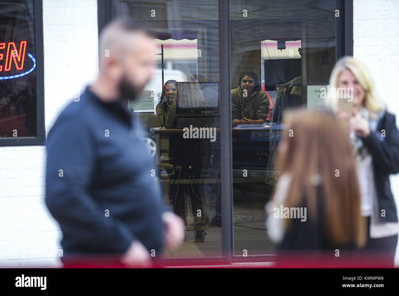 Moline, Iowa, USA. 6 Nov, 2017. Frauen in der Niederländischen weg Reiniger zusehen, wie Courtney Groharing von Moline ist begabt Ein 1999 Dodge Ram 1500 pickup von Moline Polizeioffizier Patrick Moody am Montag, 6. November 2017. Moline Polizeioffizier Patrick Moody gab ein Auto zu Courtney Groharing als Weise zu", "Pay it forward. Credit: Andy Abeyta/Viererkabel - Zeiten/ZUMA Draht/Alamy leben Nachrichten Stockfoto