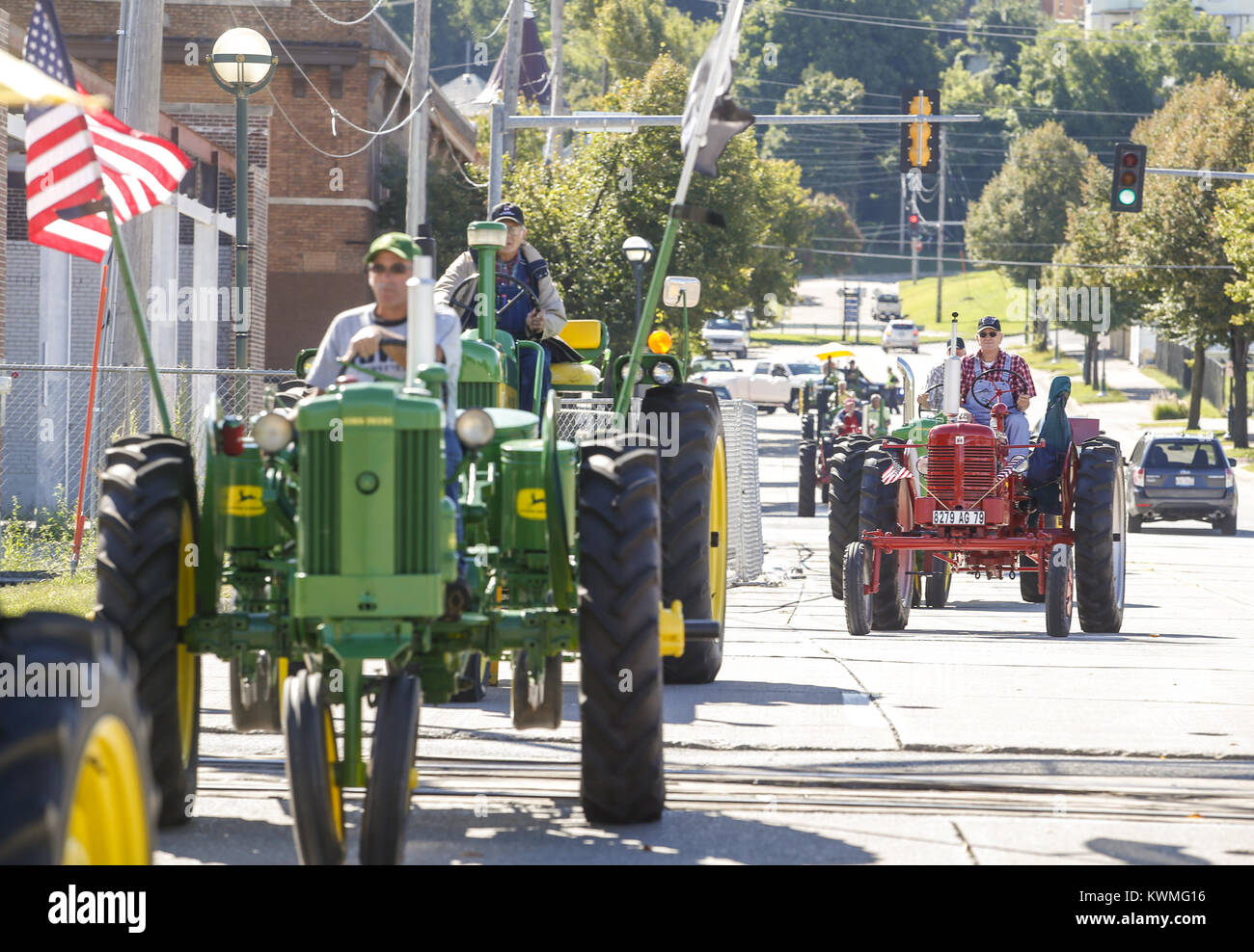 Davenport, Iowa, USA. 10. Sep 2016. John boyens von Bettendorf, rechts, reitet sein 1953 Französisch - integrierter Super C Farmall Schlepper in die Parade in Moline am Samstag, 10. September 2016. Für das fünfte Jahr in Folge, die John Deere Pavilion präsentiert der Quad Cities Gegend historischen Traktor Parade und Show mit einer Vielzahl von antiken Traktoren und Geräte. Credit: Andy Abeyta/Viererkabel - Zeiten/ZUMA Draht/Alamy leben Nachrichten Stockfoto