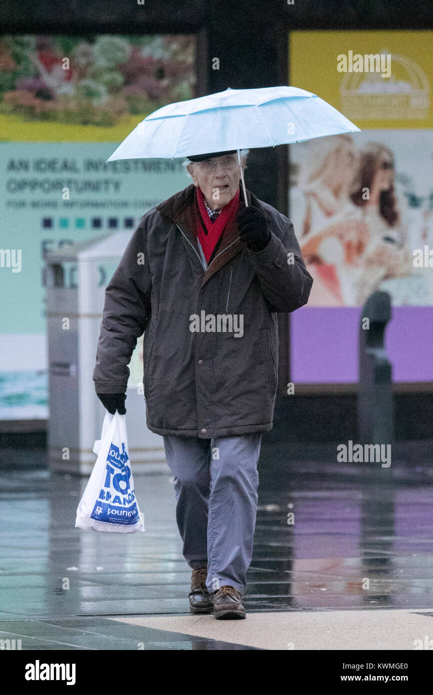 Southport, Merseyside. Am 4. Januar, 2018. UK Wetter: Starker Regen gießt auf Hardy Shopper riskieren in Southport Town Center auf der Suche nach Schnäppchen im traditionellen Januar Vertrieb. Am frühen Morgen Regen wird langsam von Cheshire, Merseyside und Manchester klar, aber hinter dem Regen, eine ganze Reihe von Spitzenkönnern sehr starke Nachmittag Winde werden folgen. Credit: cernan Elias/Alamy leben Nachrichten Stockfoto