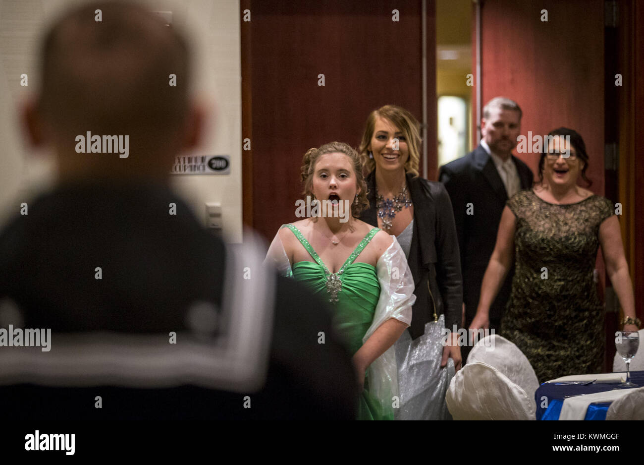 Rock Island, Iowa, USA. 12 Nov, 2016. Jessica Blair, 13, von Kewanee Spaziergänge in überrascht, ihr Bruder, Petty Officer Jakob Gradert der United States Navy ihr Escort bereit, während der Königliche Ball laufen für Autismus Gala an Jumer's Casino & Hotel in Rock Island am Samstag, 12. November 2016 zu sehen. Gradert beschlossen, seine Schwester zu überraschen, wie er derzeit bei Keesler Air Force Base in Biloxi, Mississippi stationiert ist und nicht in der Lage seit August gewesen, sie zu sehen. Credit: Andy Abeyta/Viererkabel - Zeiten/ZUMA Draht/Alamy leben Nachrichten Stockfoto