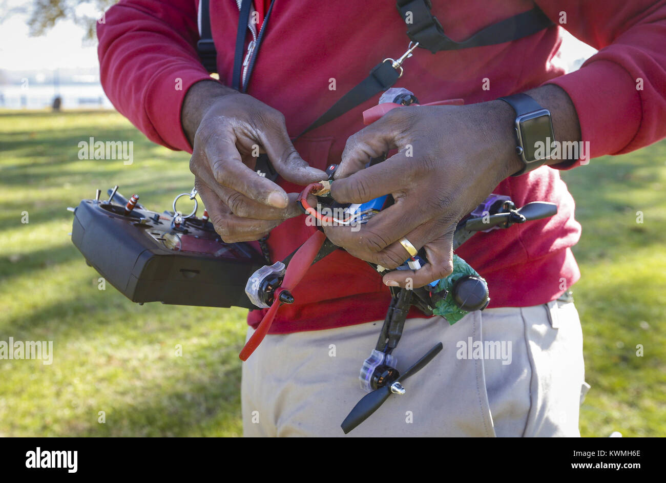 Davenport, Iowa, USA. 16. Nov 2016. Drone Pilot Darryl Cross Trainer Kreuz Fotografie eine schnelle Reparatur einen Draht zu seinen hausgemachten Drohne zu befestigen, nach einem Absturz an LeClaire Park in Davenport am Mittwoch, 16. November 2016. Kreuz fliegt seine Drohnen täglich und oft verwendet, um seine Mittagspause als Chance zu üben und außerhalb mit seiner Ausrüstung und draußen genießen. Credit: Andy Abeyta/Viererkabel - Zeiten/ZUMA Draht/Alamy leben Nachrichten Stockfoto