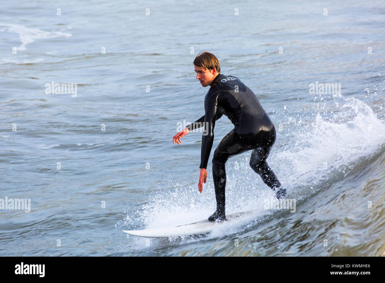 Bournemouth, Dorset, England, UK. 4. Januar, 2018. UK Wetter: Surfer auf einer Welle genießen die Brandung an einem windigen Tag am Strand von Bournemouth, wie die Surfer die meisten windigen Bedingungen und große Wellen. Credit: Carolyn Jenkins/Alamy leben Nachrichten Stockfoto