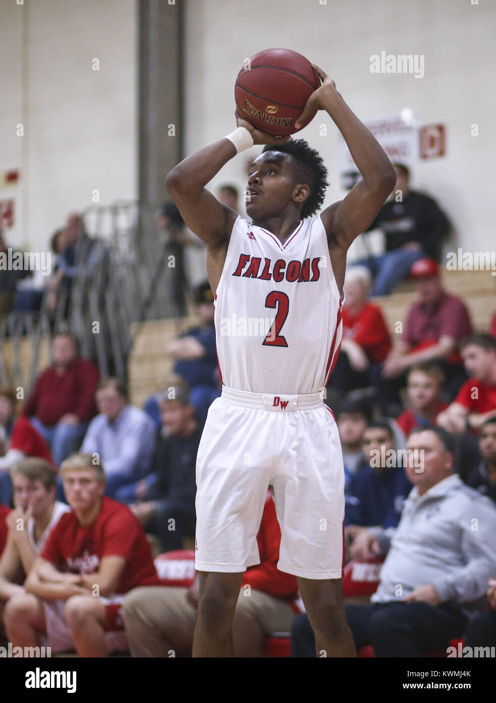 Davenport, Iowa, USA. 8 Dez, 2017. Davenport West Malik Westerfield (2) nimmt einen Schuß im vierten Quartal ihr Spiel an Davenport West High School am Freitag, 8. Dezember 2017. Credit: Andy Abeyta/Viererkabel - Zeiten/ZUMA Draht/Alamy leben Nachrichten Stockfoto