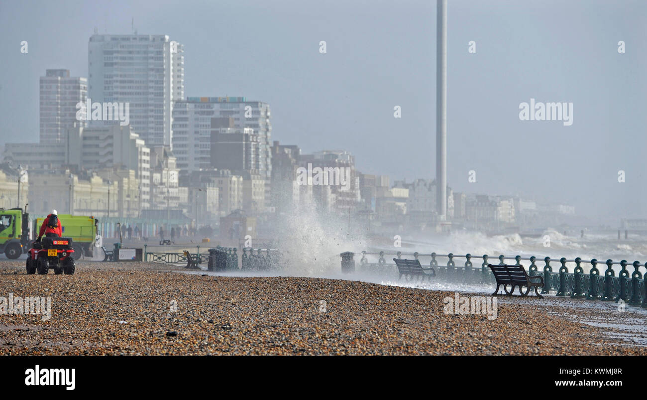 Brighton UK 4. Januar 2018 - Ein beach Patrol Officer hat ein Auge auf die Wellen über Hove promenade heute Absturz als eine Mischung aus Wind und Gezeiten kombiniert zu verursachen Hochwasser rsiks entlang der Südküste Foto aufgenommen von Simon Dack Stockfoto