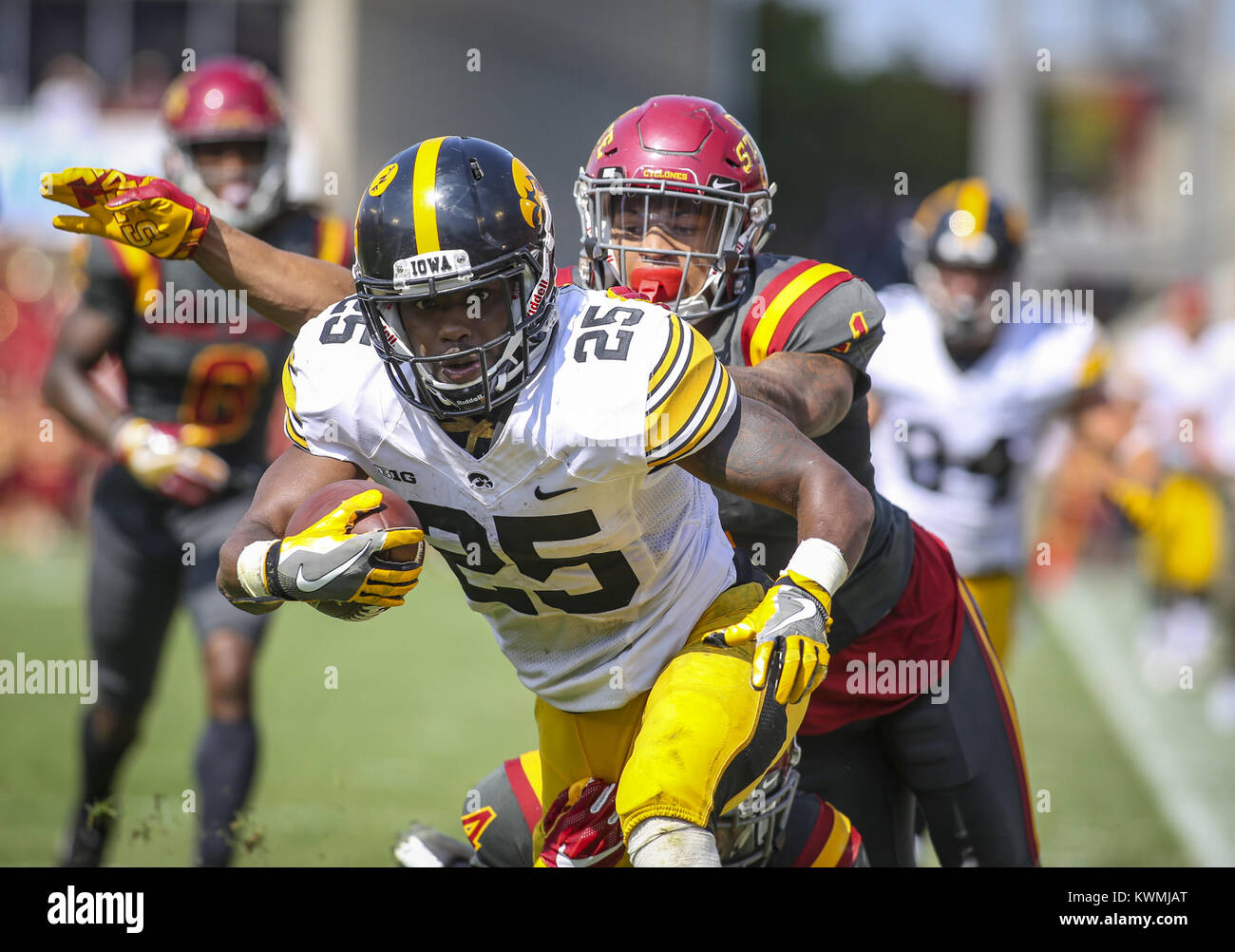 Ames, Iowa, USA. 9 Sep, 2017. Iowa Hawkeyes zurück laufen Akrum Wadley (25) sieht die Ende Zone vor dem Tauchen in Iowa Zustand-Wirbelstürme Defensive zurück D'Andre Payne (1) ist in der Verfolgung im vierten Quartal ihr Spiel bei Jack Trice Stadion in Ames am Samstag, 9. September 2017. Wadley zählte einen Touchdown ermöglicht eine Punkt-nach dem Spiel bei 38 mit knapp über einer Minute nach links senden das Spiel in überstunden zu binden. Credit: Andy Abeyta, Viererkabel - Zeiten/Viererkabel - Zeiten/ZUMA Draht/Alamy leben Nachrichten Stockfoto