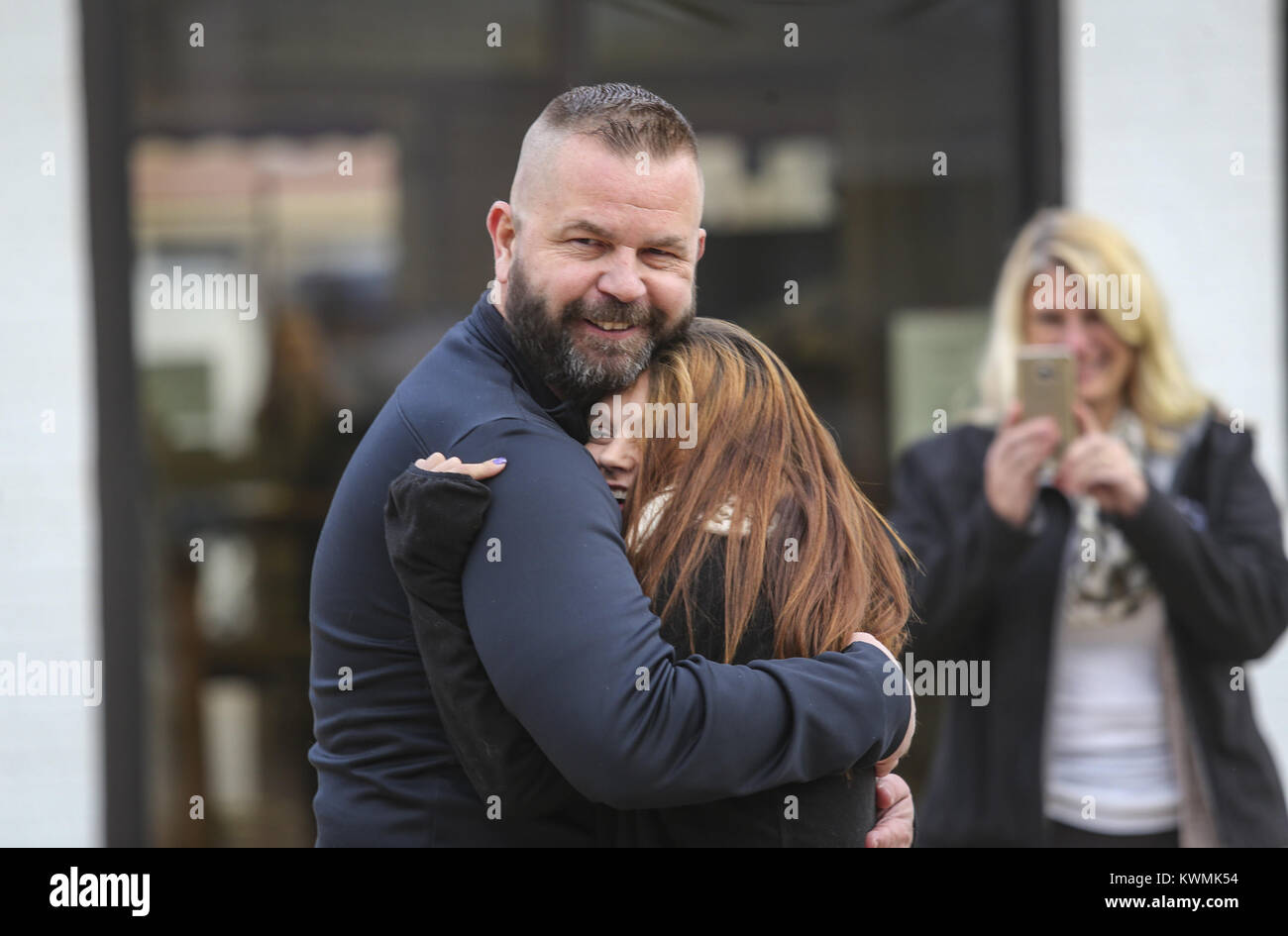 Moline, Iowa, USA. 6 Nov, 2017. Moline Polizeioffizier Patrick Moody Umarmungen Courtney Groharing von Moline, als er ihr die 1999 Dodge Ram 1500 Pickup Truck er ihr auf holländische Art Reiniger in Moline am Montag, 6. November 2017 gekauft haben, zeigt. Moline Polizeioffizier Patrick Moody gab ein Auto zu Courtney Groharing als Weise zu", "Pay it forward. Credit: Andy Abeyta/Viererkabel - Zeiten/ZUMA Draht/Alamy leben Nachrichten Stockfoto