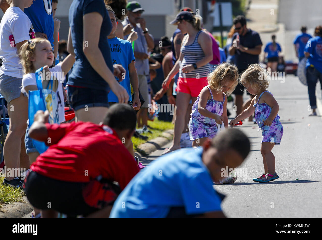 Davenport, Iowa, USA. 5. Sep 2016. Schwestern Kaylee, 3 Links, und Naiva Warden, 2, von Silvis pick up Candy in der Straße während der 33. jährlichen Labor Day Parade in East Moline am Montag, 5. September 2016. Die Parade feiert die lokalen Gewerkschaften, gemeinnützige Organisationen, Unternehmen und gewählte Beamte Unterstützung und Ehre für diejenigen, die Arbeit in der Gemeinschaft zu schaffen, zu zeigen. Credit: Andy Abeyta/Viererkabel - Zeiten/ZUMA Draht/Alamy leben Nachrichten Stockfoto