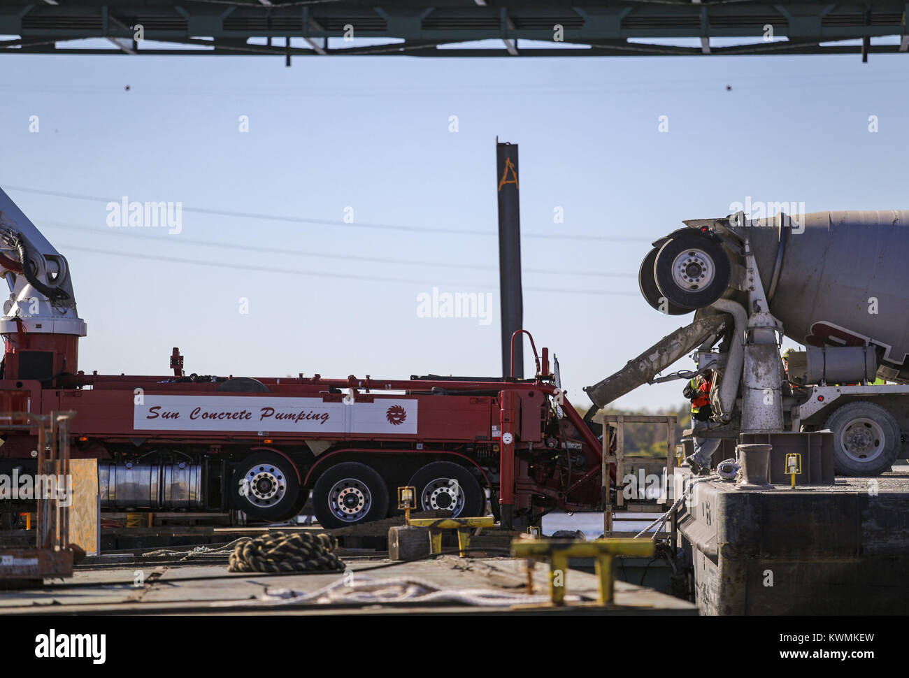 Moline, Iowa, USA. 16 Okt, 2017. Ein Zement Lkw gießt Mix in eine Pumpe Lkw auf ein anderes Schiff zu pumpen beim Arbeiten an der Interstate 74 bridge Projekt aus auf dem Mississippi Fluss in Moline am Montag, den 16. Oktober 2017. Credit: Andy Abeyta/Viererkabel - Zeiten/ZUMA Draht/Alamy leben Nachrichten Stockfoto