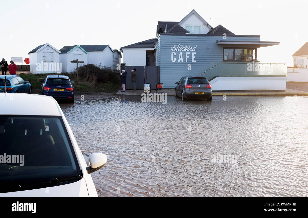 Worthing, Großbritannien. Am 4. Januar, 2018. Das Bluebird Cafe Parkplatz ist auf Ferring direkt am Meer in der Nähe von Worthing nach dem Meer bei starkem Wind und Gezeiten Heute: Simon Dack/Alamy Leben Nachrichten gekommen war überflutet Stockfoto