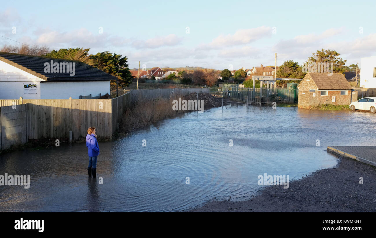 Worthing, Großbritannien. Am 4. Januar, 2018. Überflutet Parkplatz entlang Ferring direkt am Meer in der Nähe von Worthing nach dem Meer bei starkem Wind und Gezeiten Heute: Simon Dack/Alamy Leben Nachrichten gekommen war, Stockfoto