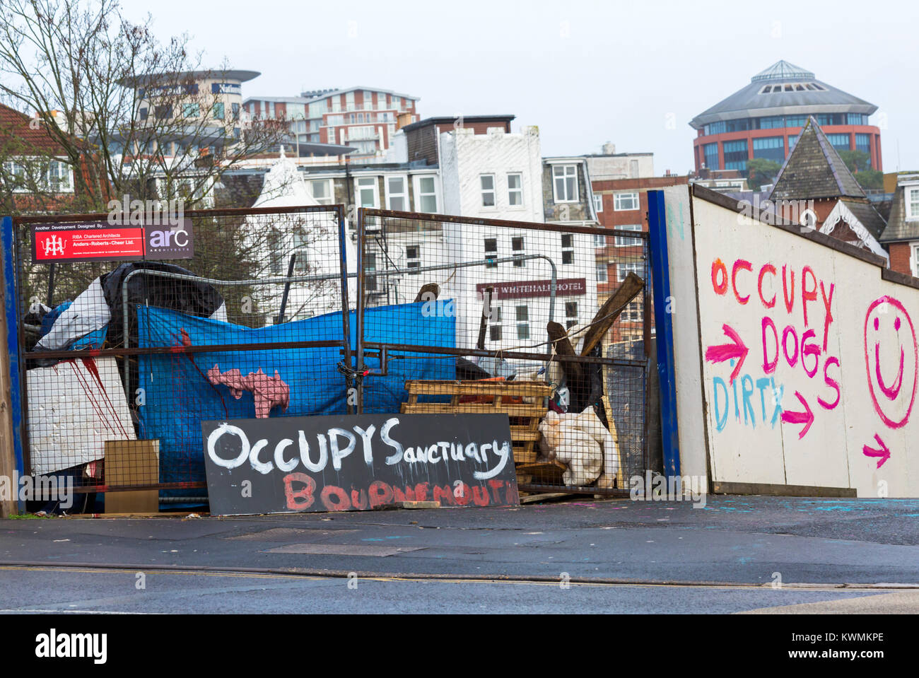 Bournemouth, Dorset, Großbritannien. 4. Januar, 2018. Besetzen Bournemouth - Graffiti Nachrichten auf Wände, wo Obdachlose bis Heiligtum Lager an Land in Exeter Road. schmutzige Hunde mit Smiley und Pfeile besetzen - besetzen Heiligtum Bournemouth Stockfoto