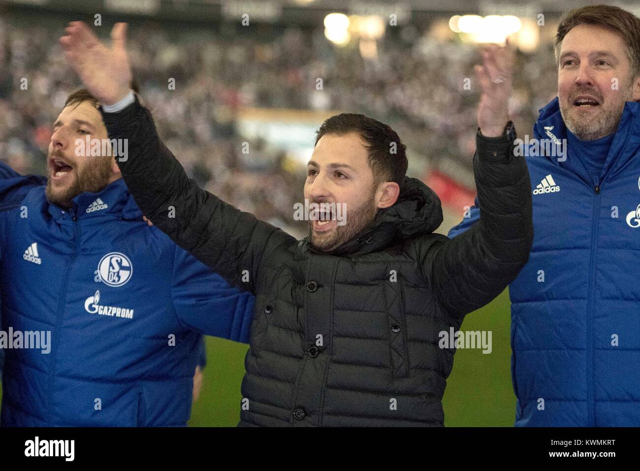 Frankfurt, Deutschland. 16 Dez, 2017. Coach, Trainer, Domenico TEDESCO (GE, Mi) gibt nach Spielschluss beim jubilationn den Tonne ein; Fussball 1. Bundesliga, Saison 2017/2018, 17. Spieltag, Eintracht Frankfurt (F) - FC Schalke 04 (GE) 2:2, am 16.12.2017 in Frankfurt am Main/Deutschland. | Verwendung der weltweiten Kredit: dpa/Alamy leben Nachrichten Stockfoto