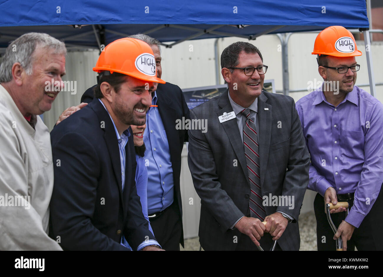 Bettendorf, Iowa, USA. 11 Okt, 2017. Bettendorf Bürgermeister Bob Gallagher posiert für ein Foto mit anderen Führungskräften an der Stelle des BettPlex Sports Complex in Bettendorf am Mittwoch, 11. Oktober 2017. Neue Annehmlichkeiten waren als Teil der BettPlex Sports Complex Projekt angekündigt. Credit: Andy Abeyta, Viererkabel - Zeiten/Viererkabel - Zeiten/ZUMA Draht/Alamy leben Nachrichten Stockfoto