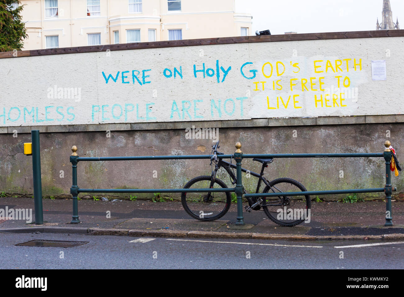 Bournemouth, Dorset, Großbritannien. 4. Januar, 2018. Besetzen Bournemouth - Graffiti Nachrichten auf Wände, wo Obdachlose bis Heiligtum Lager an Land in Exeter Road. Wir auf heiligen Götter der Erde sind es frei ist, hier zu leben. Fahrrad gegen Geländer gelehnt Stockfoto