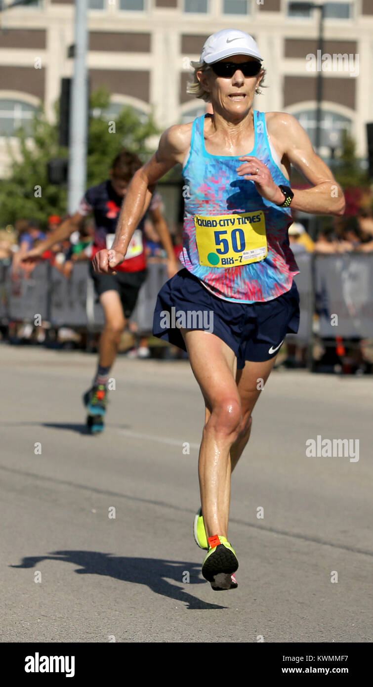 Davenport, Iowa, USA. 28. Juli 2017. Ehemalige Bix Weltmeister Joan Benoit Samuelson Köpfe in Richtung Ziellinie, Freitag, 28. Juli 2017, während die 43. Quad City Times Bix 7. Bildnachweis: John Schultz/Quad-Stadt-Zeiten / ZUMA Draht/Alamy Live News Stockfoto