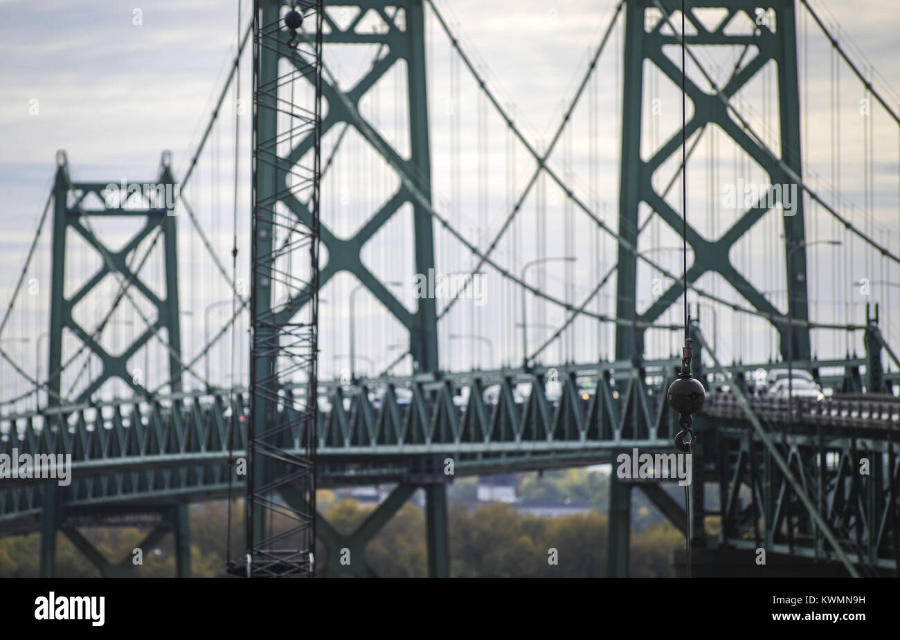 Bettendorf, Iowa, USA. 23 Okt, 2017. Aufbau fährt auf der Autobahn 74 bridge Projekt in Bettendorf am Montag, 23. Oktober 2017. Credit: Andy Abeyta/Viererkabel - Zeiten/ZUMA Draht/Alamy leben Nachrichten Stockfoto