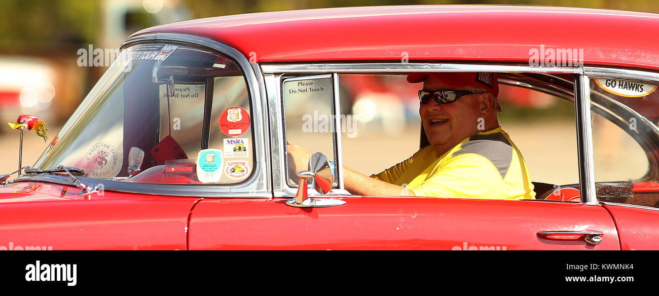 Moline, Iowa, USA. 24 Sep, 2017. Der Fahrer dieses 1957 Chevy Bel-Air zieht aus seinem Parkplatz, Sonntag, 24. September 2017, während des jährlichen Viererkabel - Vintage Stäbe Car Show gehalten an Black Hawk Hochschule in Moline. Mehr als 400 Oldtimer, Hot Rods, Straße Stangen und Special-interest-Autos wurden an der Show. Quelle: John Schultz/Viererkabel - Zeiten/ZUMA Draht/Alamy leben Nachrichten Stockfoto