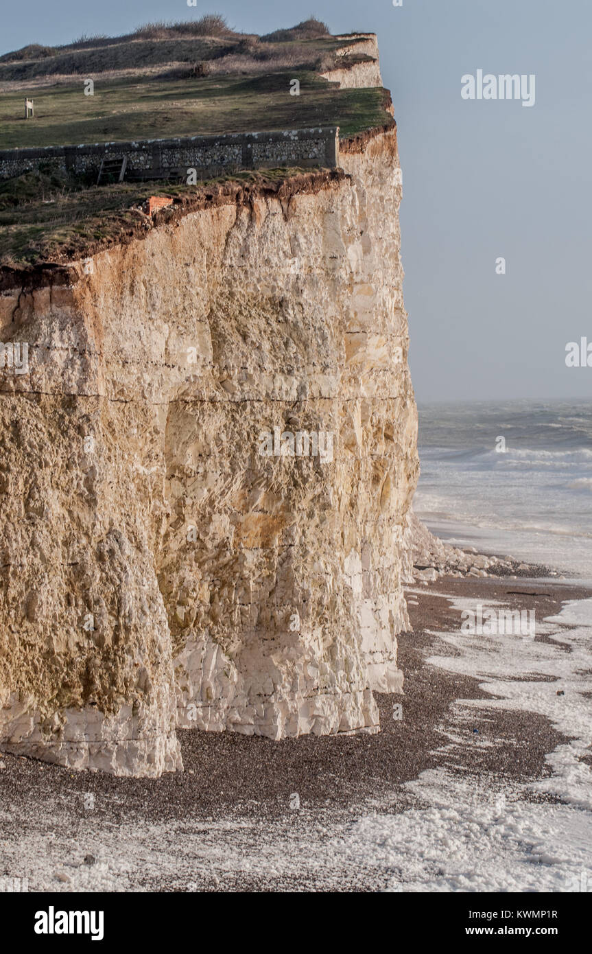 Birling Gap, East Sussex, Großbritannien. Januar 2018. Die Chalk-Erosion entlang der Südküste wurde durch starken Regen, Wind und starke Gezeiten mit vielen Felsstürmen beschleunigt. Die neuen Strandzugänge des National Trust Birling Gap wurden heute aufgrund der erhöhten Risiken geschlossen. Stockfoto