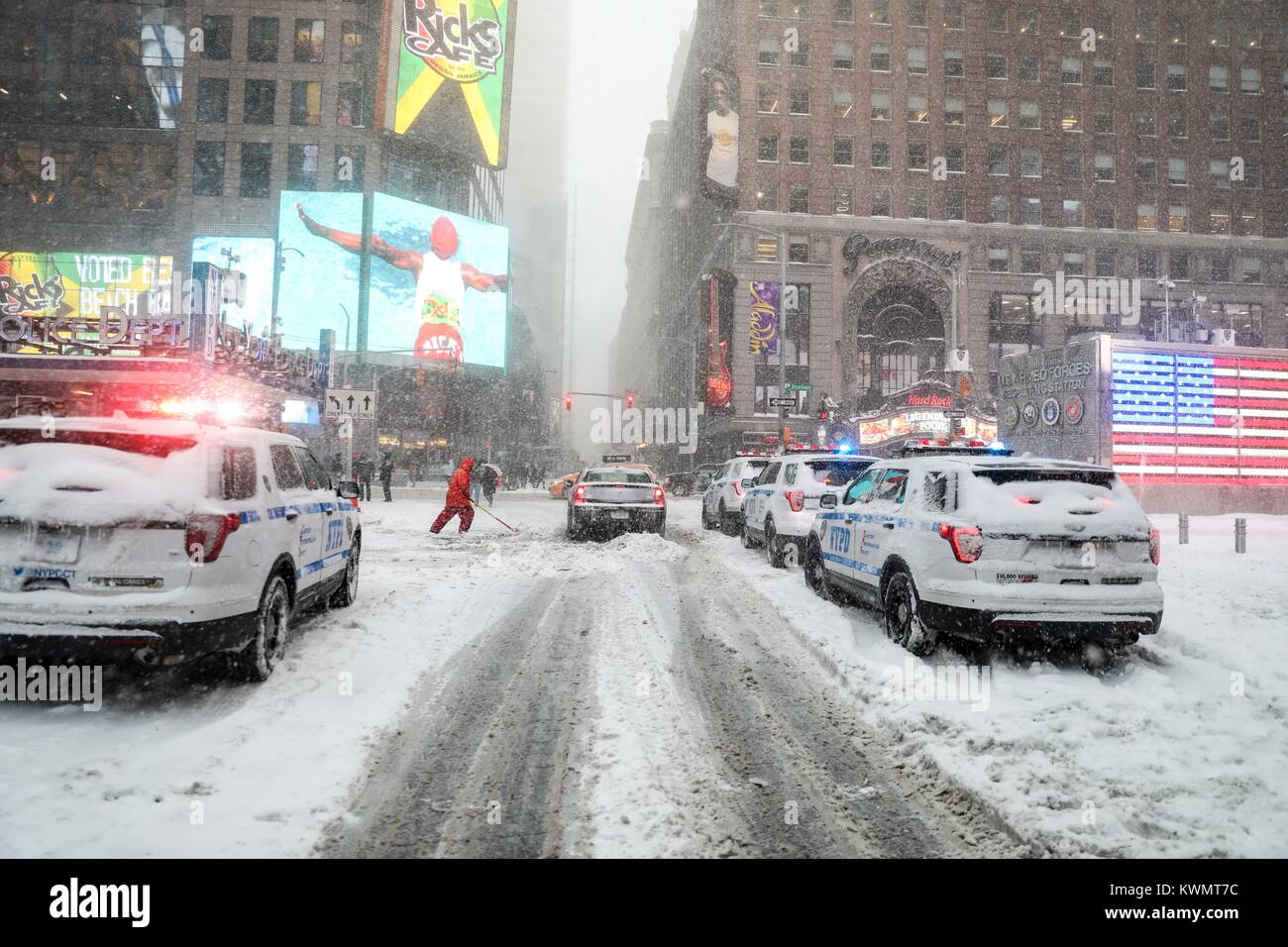 Times Square an einem Tag, als starker Schneefall Hits die Insel Manhattan in New York in den Vereinigten Staaten dieses Donnerstag, 04. (Foto: William Volcov) Stockfoto