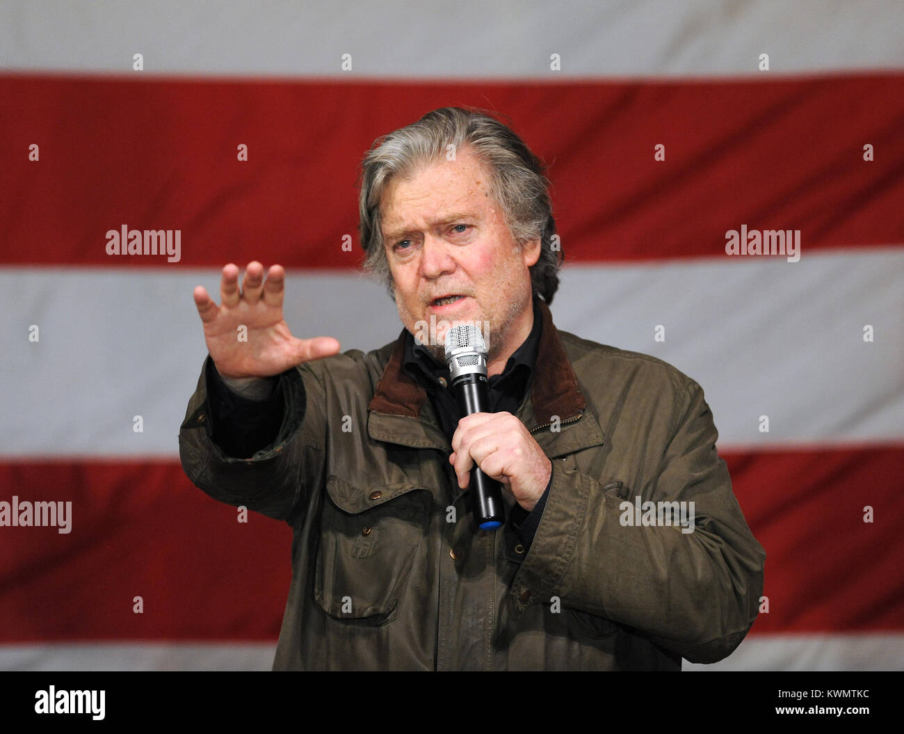 Datei: Foto Fairhope, Alabama, USA. 5 Dez, 2017. Steve Bannon, Executive Chairman von breitbart Nachrichten und ehemaliger Chief Strategist für US-Präsident Donald Trump, spricht auf einer Wahlkampfveranstaltung für republikanische US-Senat Kandidat Richter Roy Moore am 5. Dezember 2017 an der Eiche Hollow Farm in Fairhope, Alabama. Am 3. Januar 2018, US-Präsident Donald Trump bedroht Bannon mit rechtlichen Maßnahmen, sagt Bannon hatte "seinen Verstand verloren" nach aus dem Weißen Haus abgefeuert wurde. Credit: Paul Hennessy/Alamy leben Nachrichten Stockfoto