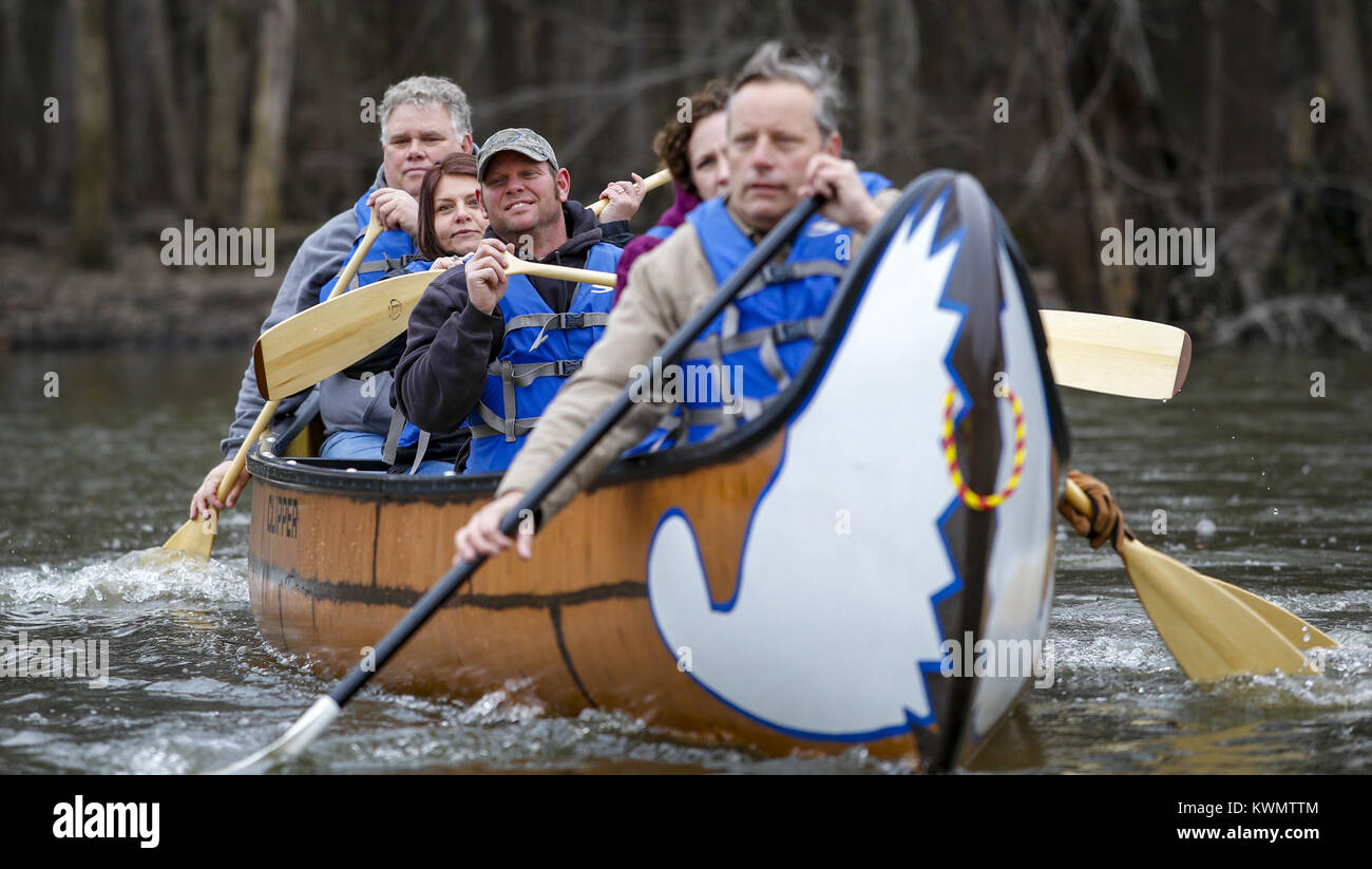 Camanche, Iowa, USA. 29 Mär, 2017. Park Ranger Brad Taylor Paddles mit einer Crew auf der Schricker Slough in Rock Creek Marina und Campingplatz in Camanche am Mittwoch, 29. März 2017. Clinton County Erhaltung vor kurzem erwarb zwei 29-Fuß-Kevlar Kanus, die der Öffentlichkeit für Vermietungen in diesem Frühjahr erhältlich sein wird. Die Kanus kam von der Vancouver, British Columbia in Kanada und kann bis zu 14 Passagiere. Credit: Andy Abeyta, Viererkabel - Zeiten/Viererkabel - Zeiten/ZUMA Draht/Alamy leben Nachrichten Stockfoto