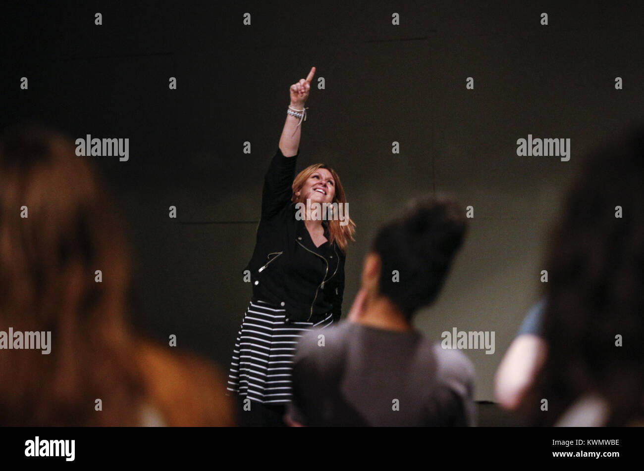 Davenport, Iowa, USA. 11 Apr, 2017. Drama Lehrer Thea IntVeld beauftragt Studenten in Davenport West High School in Davenport am Dienstag, 11. April 2017. Central High School Theater Studenten und Mitarbeiter haben eine Reihe von Herausforderungen, die in diesem Jahr als Ihr Auditorium im Bau am Zentralen konfrontiert wurde. Credit: Andy Abeyta, Viererkabel - Zeiten/Viererkabel - Zeiten/ZUMA Draht/Alamy leben Nachrichten Stockfoto