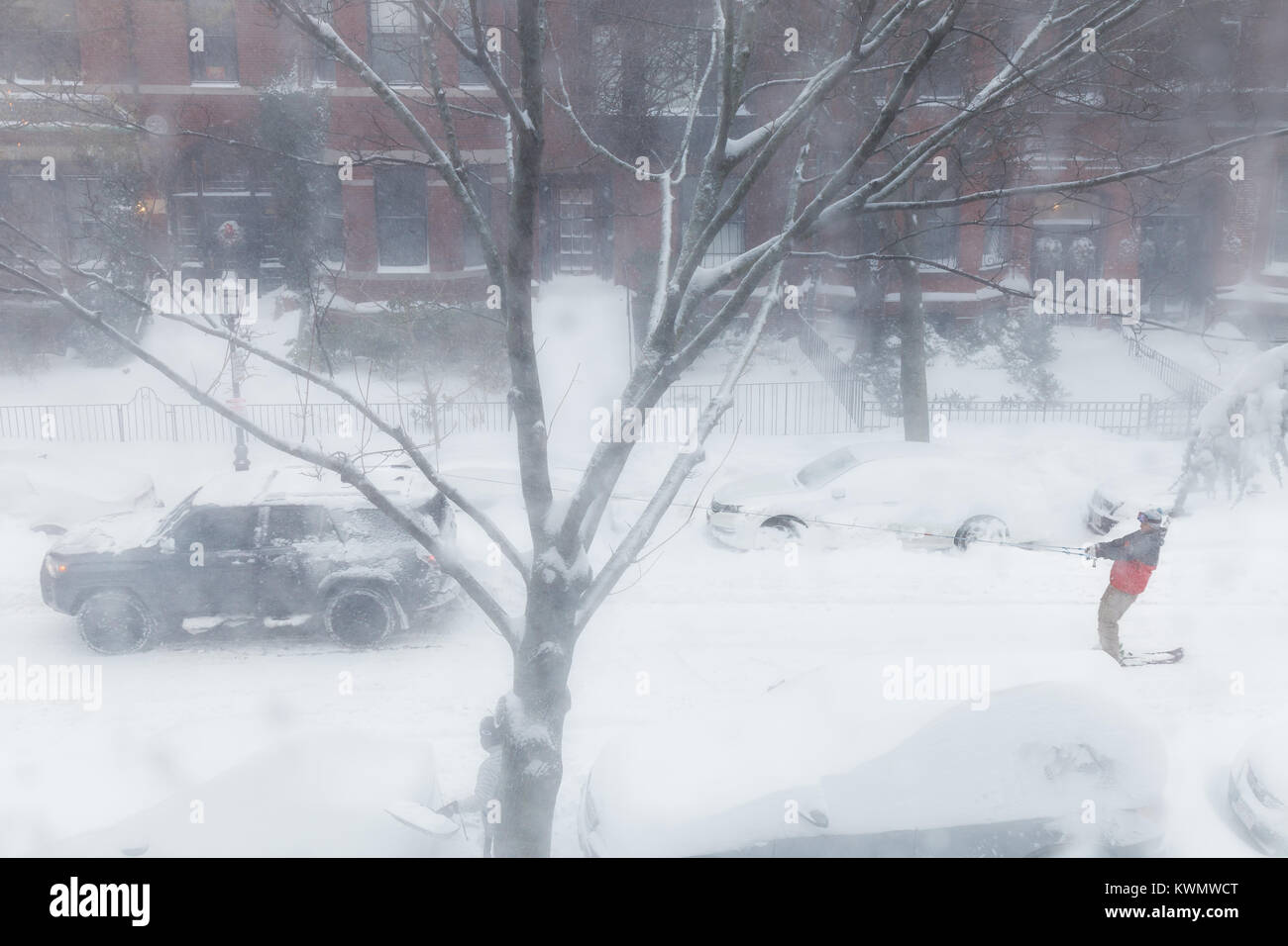 Boston, USA. Am 4. Januar, 2018. Skifahrer in Marlborough Street in Boston's Back Bay Viertel während der Blizzard von 2018. Quelle: Sylvia J. Zarco/Alamy Leben Nachrichten. Stockfoto