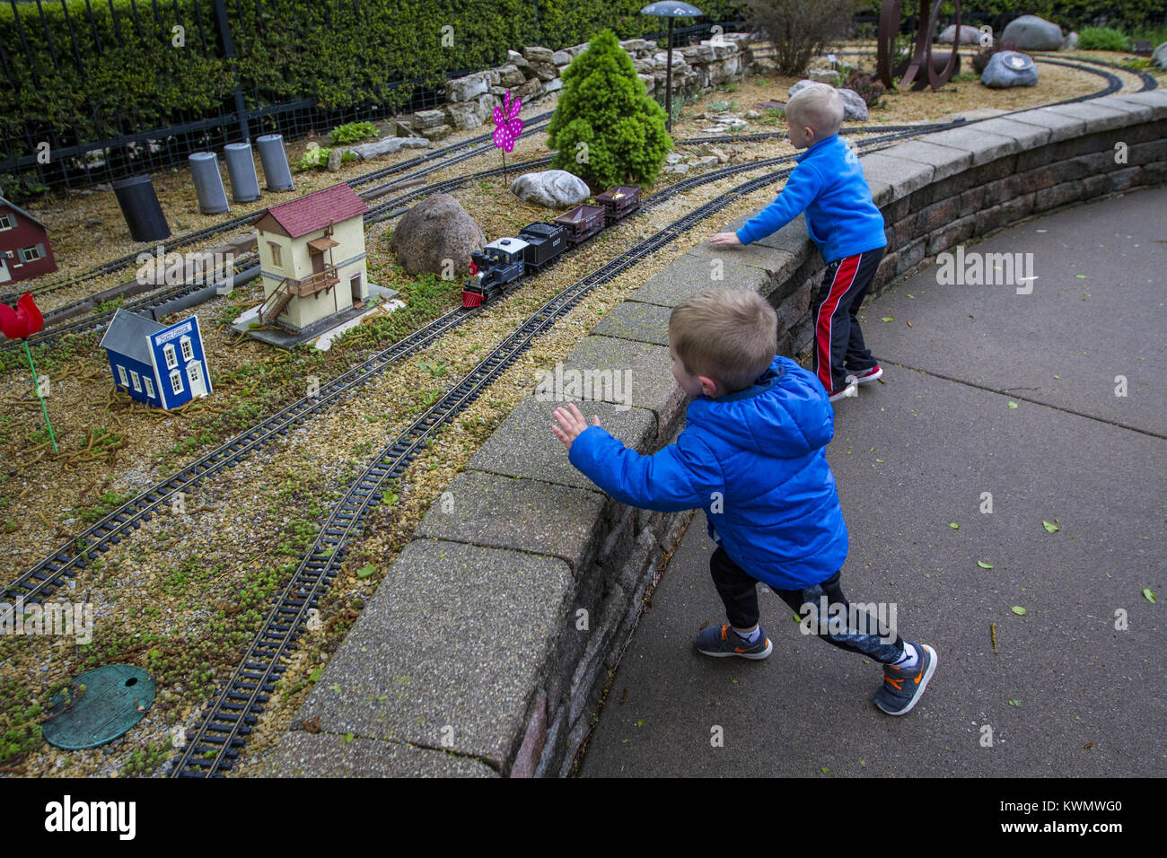 Rock Island, Iowa, USA. 30 Apr, 2017. Cousins Brantley Wadsworth, 3, Links, und Kendrick Miller, 4, von Davenport führen Sie das Model Train gehen um das Viererkabel - Botanische Zentrum in Rock Island am Sonntag, den 30. April 2017 zu sehen. Gesunde glückliche Familien Spaß Tag abgehalten wurde, gesunde Lebensstile für Familie Mitglieder aller Altersgruppen zu fördern. Credit: Andy Abeyta, Viererkabel - Zeiten/Viererkabel - Zeiten/ZUMA Draht/Alamy leben Nachrichten Stockfoto