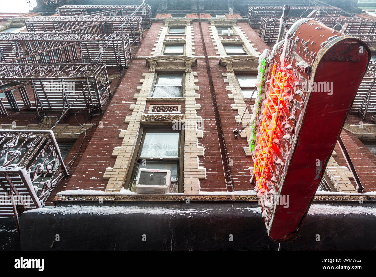 New York, USA. Am 4. Januar, 2018. New Yorker stapfen durch den ersten Schneesturm von 2018. Die ungewöhnliche Sturm, genannt 'Bombe Zyklon' im östlichen Teil der USA, von Florida im Nordosten und intensivierte Mittwoch. Es wird erwartet, dass er einer der stärksten Stürme in der Geschichte der USA zu sein. CREDIT: © Stacy Walsh Rosenstock/Alamy leben Nachrichten Stockfoto