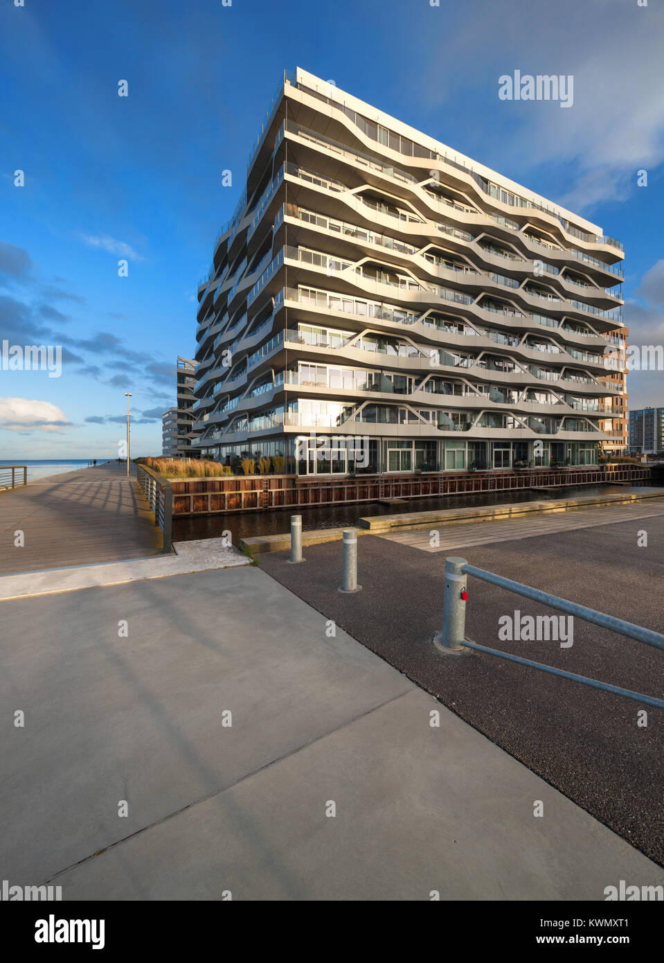 AARHUS, Dänemark - 9. AUGUST 2016: Blick von externen Der Isbjerget Aarhus, Wohnhaus im Aarhus Docklands Nachbarschaft, es ist situieren Stockfoto