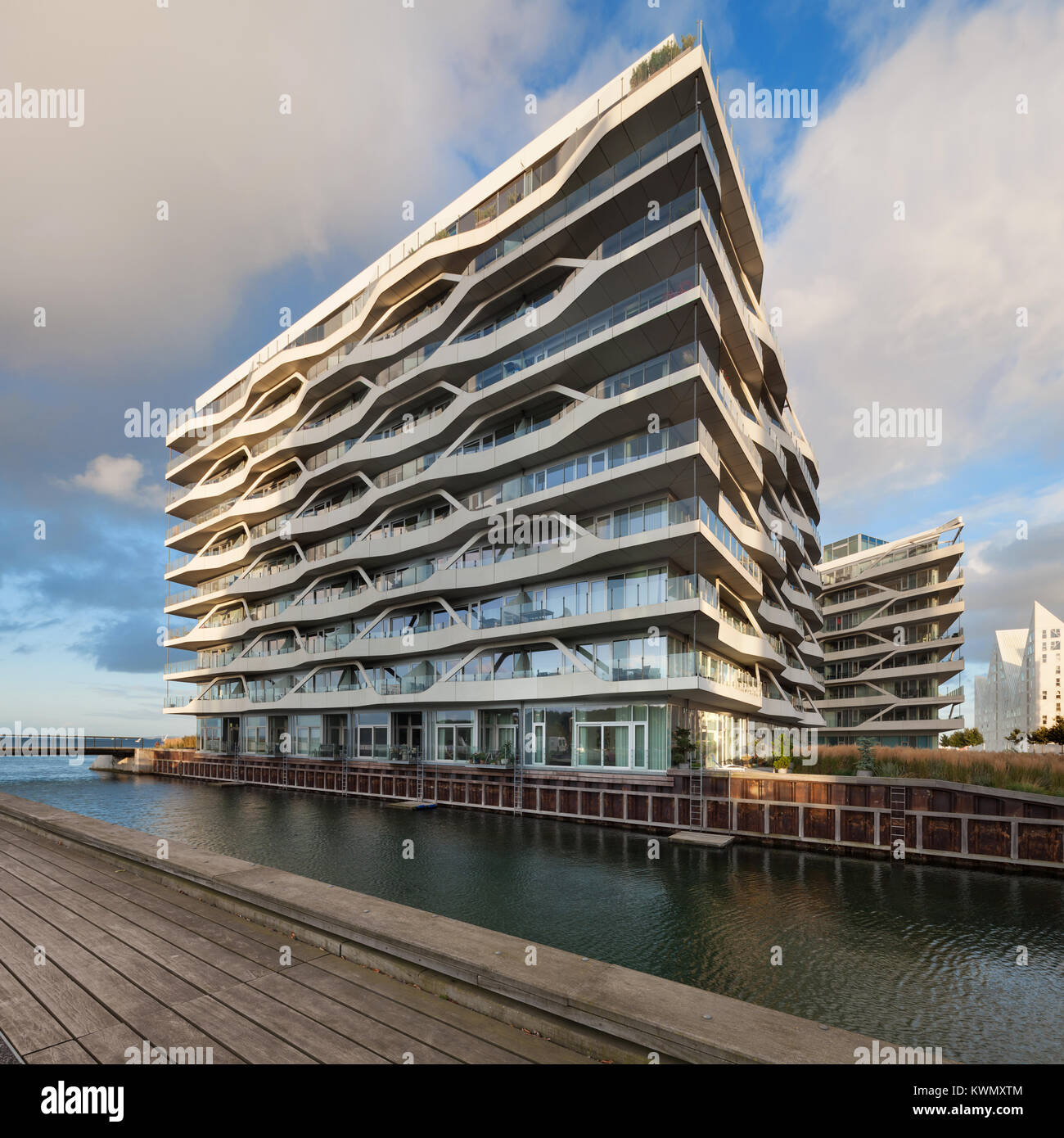 AARHUS, Dänemark - 9. AUGUST 2016: Blick von externen Der Isbjerget Aarhus, Wohnhaus im Aarhus Docklands Nachbarschaft, es ist situieren Stockfoto